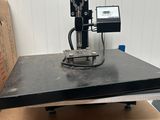 la machine est posée sur une boîte en carton, elle-même posée sur une table