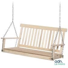 La balançoire est en bois et est munie de chaînes qui pendent de ses côtés.