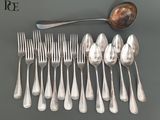 beaucoup de cuillères en argent et de cuillères sur la table