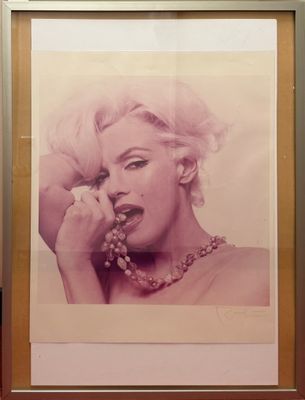 une photo encadrée représentant une femme portant un collier de perles
