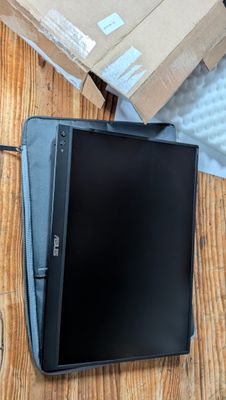 un ordinateur portable posé sur une table en bois