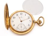 montre de poche posée sur une surface blanche, sur fond blanc