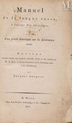 un vieux livre écrit posé sur une table