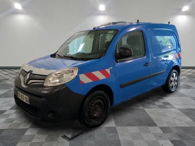 la photo d'une camionnette bleue garée dans un garage