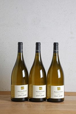 trois bouteilles de vin posées sur une table en bois à côté d'une bouteille de vin