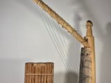 un instrument de musique posé sur une table
