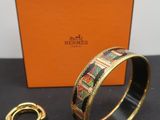 un gros plan d'un bracelet et d'une bague posés sur une table