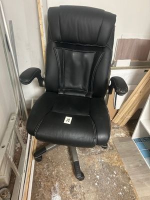 a black office chair that is sitting in a room