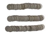 trois rangées de vieilles pièces d'argent sur fond blanc
