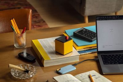 un ordinateur portable posé sur une table en bois