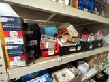 de nombreuses boîtes et colis sur les rayons du magasin