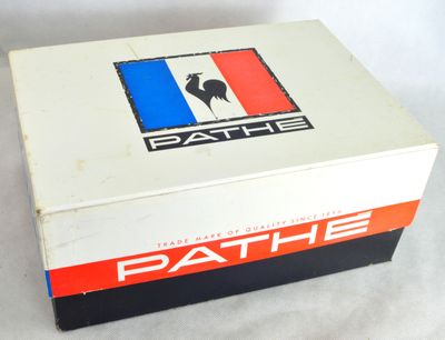 une boîte blanche sur laquelle figure un logo rouge, blanc et bleu