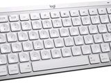 un clavier d'ordinateur surmonté d'un clavier blanc
