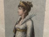une vieille photo d'une femme en robe blanche, coiffée d'une couronne