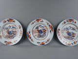 trois assiettes en porcelaine chinoise ornées de fleurs et d'oiseaux