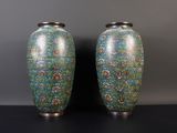 paire de vases chinois à cloisonnés ornés de motifs floraux