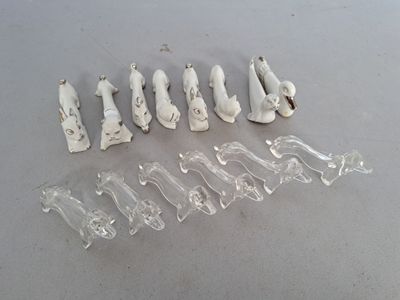 un ensemble de petites figurines en plastique représentant des personnes, posées sur une table