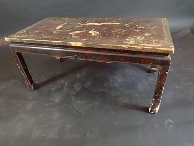 Table basse rectangulaire en bois laqué à décor de personnag…