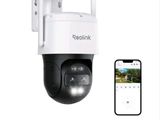 un gros plan d'un appareil photo avec un téléphone portable à côté
