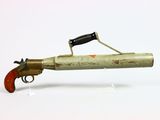 un pistolet jouet muni d'un canon en bois
