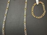 un gros plan d'un collier et d'un bracelet posés sur une table