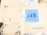 une personne tenant un livre sur lequel est collé un autocollant bleu