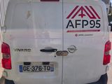 une photo d'une camionnette garée devant un immeuble