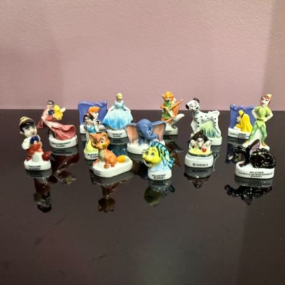 Lot de 14 fèves porcelaine DISNEY anciennes: Pinocchio, Rox,…