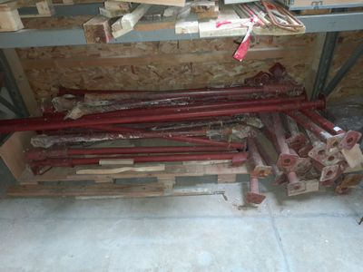 un tas de bois posé sur une palette dans un garage