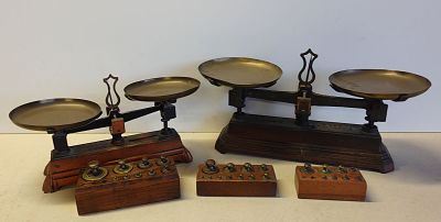 une balance posée sur une table à côté d'autres objets