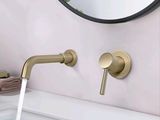 un gros plan d'un lavabo avec un miroir et un robinet