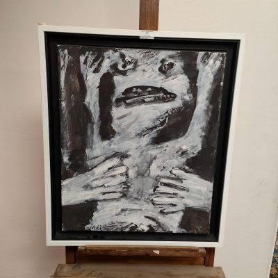 une peinture en noir et blanc représentant le visage d'une femme, posée sur un chevalet