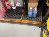 une photo d'un aspirateur et d'autres produits d'entretien