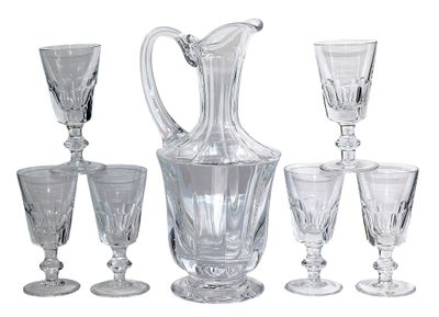 beaucoup de verres et un pichet sur la table
