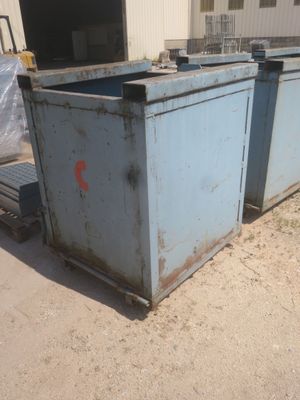 deux poubelles bleues posées dans la terre