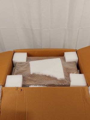 une boîte en carton contenant de nombreux cubes blancs