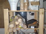 une étagère sur laquelle sont disposés divers objets