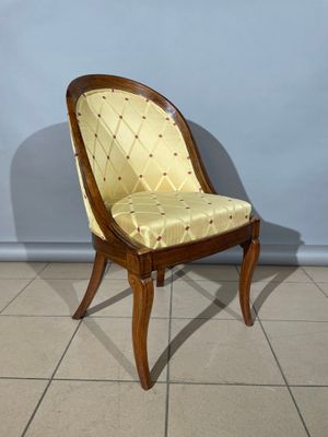 une chaise posée sur un sol carrelé