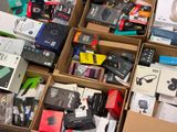 de nombreuses boîtes contenant des appareils électroniques qui traînent par terre