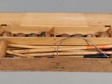 une boîte en bois contenant divers outils et un fil métallique