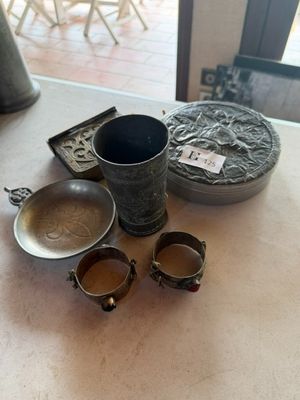 un grand nombre d'objets posés sur la table