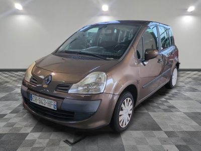 la photo d'une voiture marron garée dans un garage