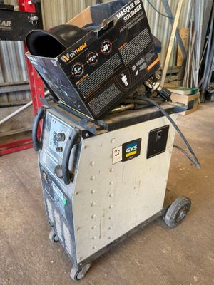 une machine posée sur un chariot dans le garage