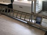 une photo d'une pièce avec de nombreuses portes vitrées