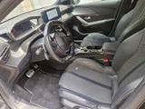 l'intérieur d'une voiture avec un volant et un tableau de bord
