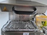 un four grille-pain posé sur un plan de travail, à côté d'un mixeur