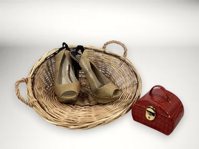 trois paires de chaussures posées dans un panier à côté d'un sac à main
