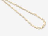 un collier de perles sur fond blanc