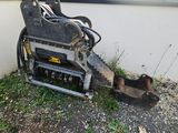 une petite machine posée sur le sol