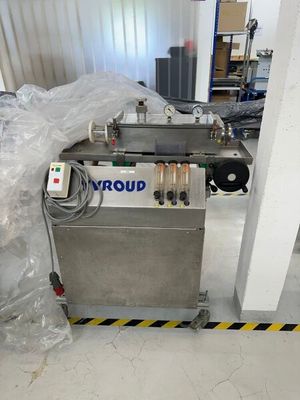 une photo d'une machine qui se trouve dans un entrepôt